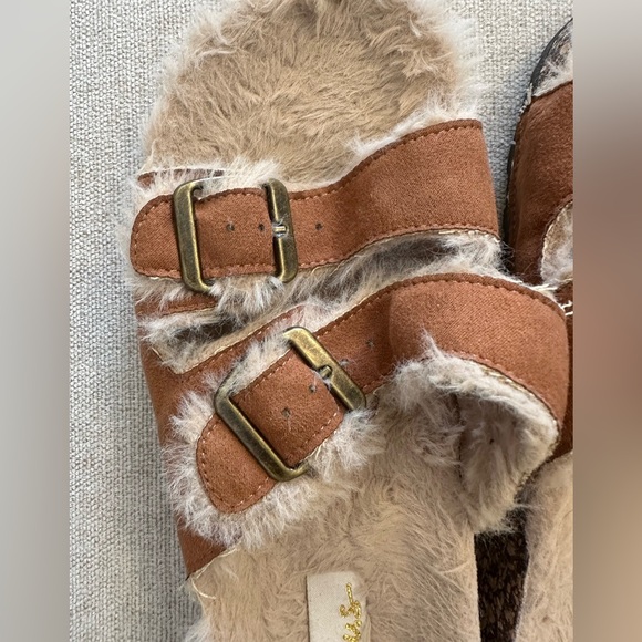 S13 - Lulus Carmella Dark Camel Suede Faux fur Buckled Slide Sandals size 7.5 - Picture 5 of 13